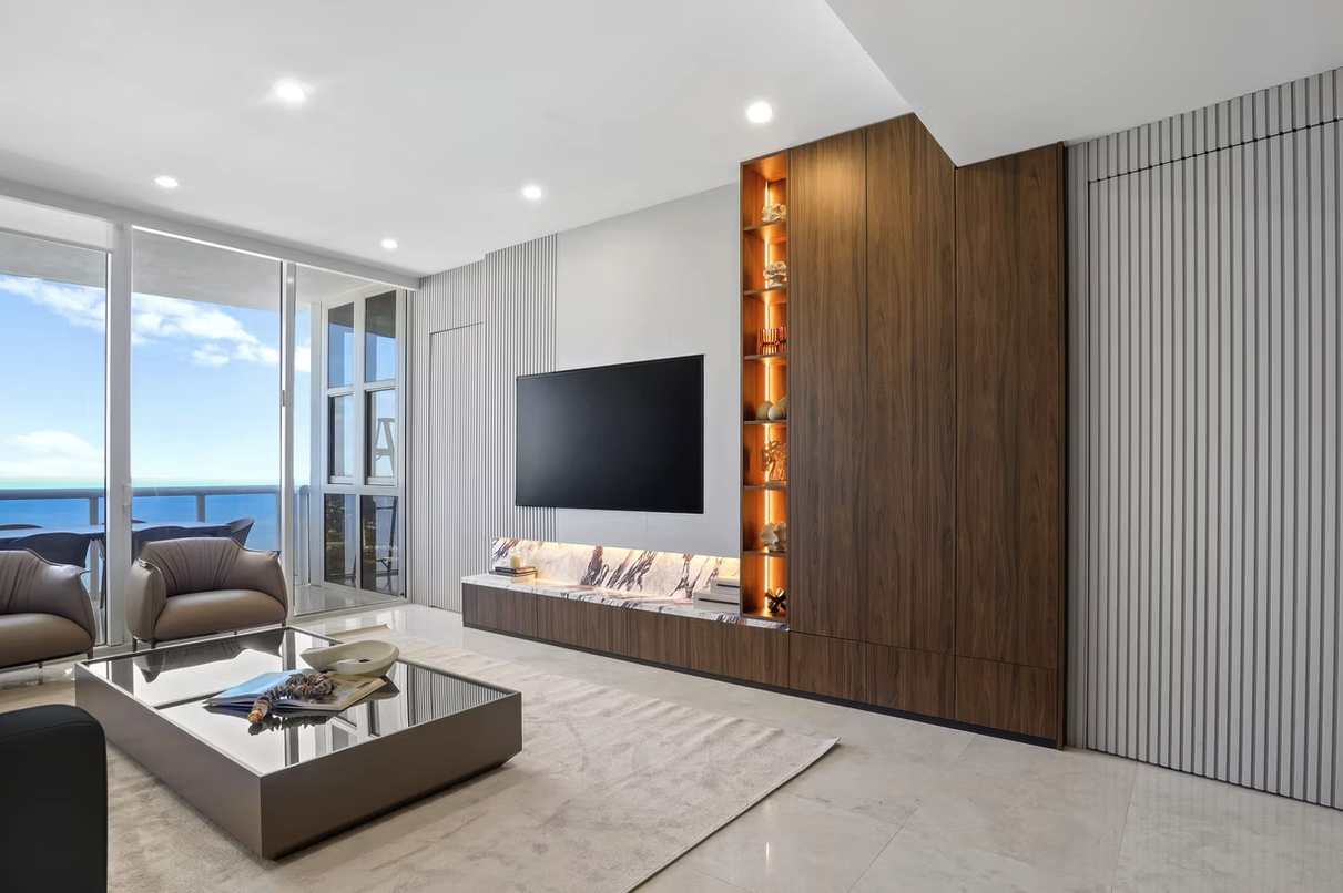 Oceanfront living room — Sunny Isles